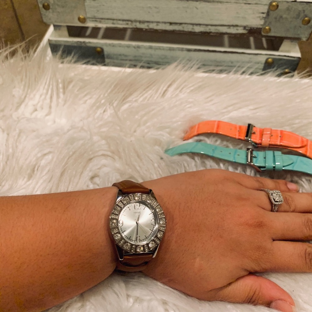 GUESS LADIES WATCH LEATHER STRAPS